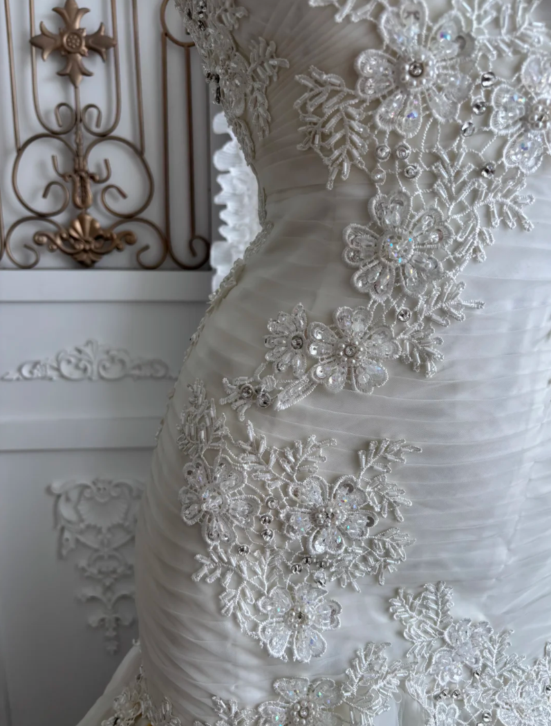 Ornate Strapless Beaded Wedding Dress Appliques Tiered Mermaid Bridal Dress GG7345