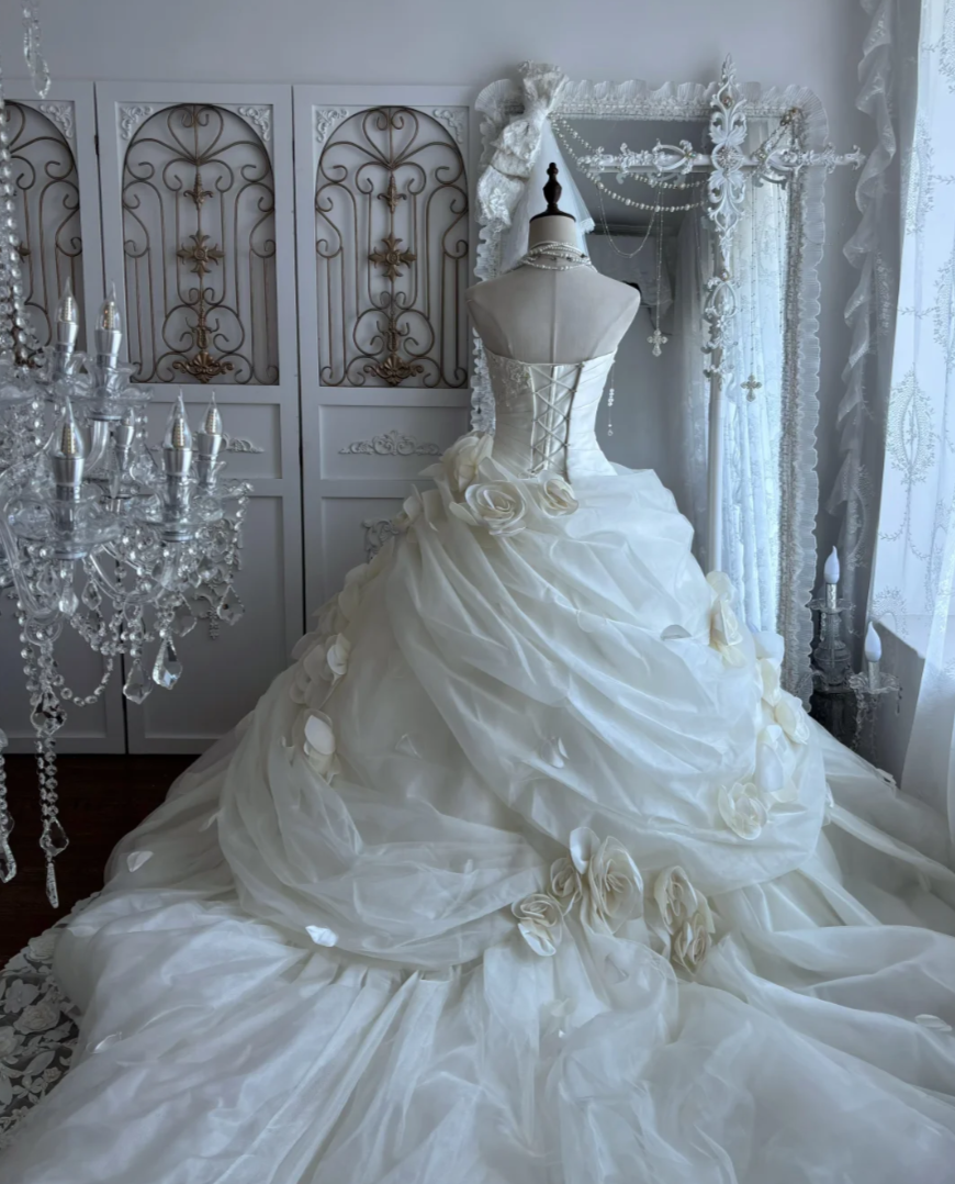 Graceful Strapless Beaded Wedding Dress Handmade Flowers A-Line Bridal Dress GG7361