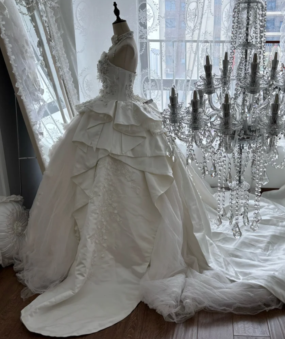 Gorgeous Strapless Wedding Dress Appliques Beading A-Line Bridal Dress GG7396