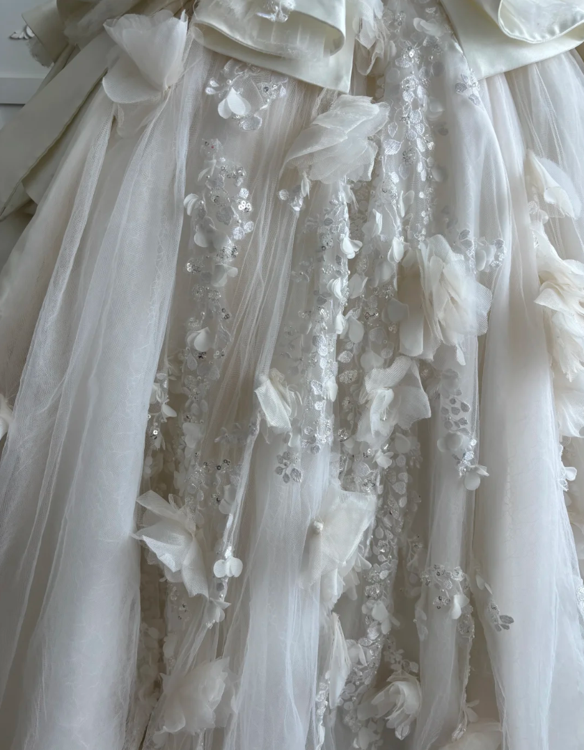 Gorgeous Strapless Wedding Dress Appliques Beading A-Line Bridal Dress GG7396