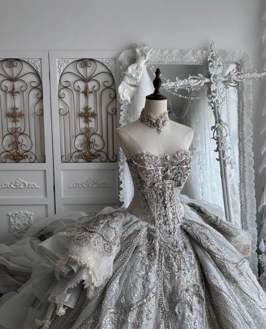 Chic Strapless Wedding Dress Appliques Beading A-Line Bridal Dress GG7404
