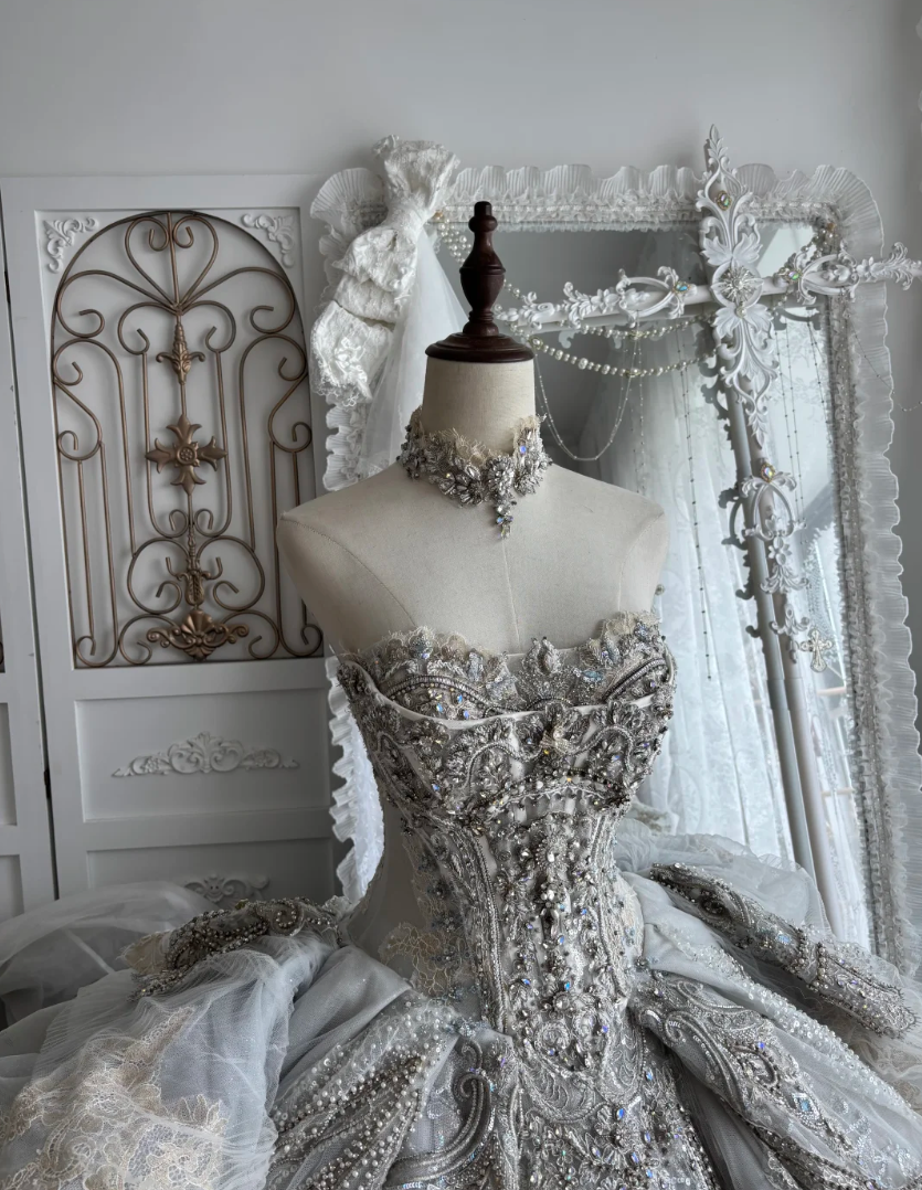 Chic Strapless Wedding Dress Appliques Beading A-Line Bridal Dress GG7404