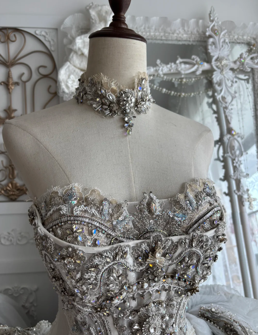 Chic Strapless Wedding Dress Appliques Beading A-Line Bridal Dress GG7404