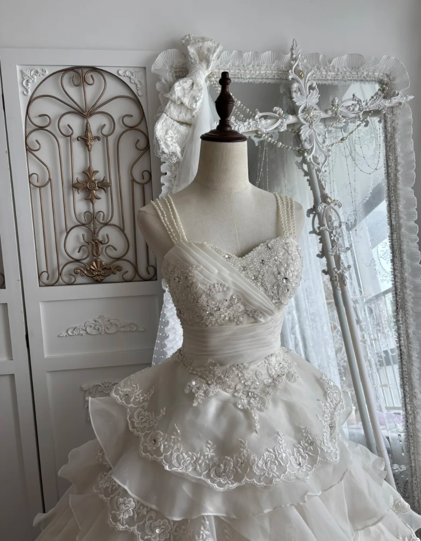 Fascinating Spaghetti Straps Wedding Dress Sequins Appliques Tiered A-Line Bridal Dress GG7413