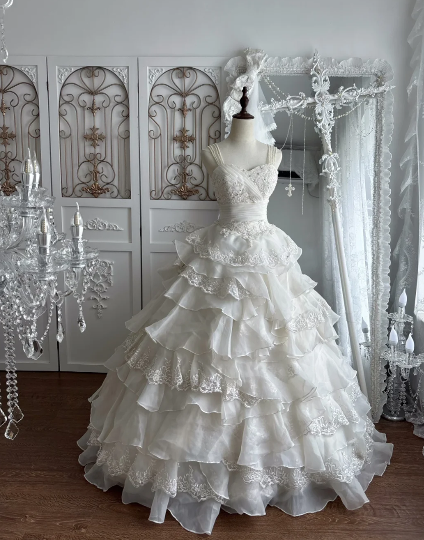 Fascinating Spaghetti Straps Wedding Dress Sequins Appliques Tiered A-Line Bridal Dress GG7413