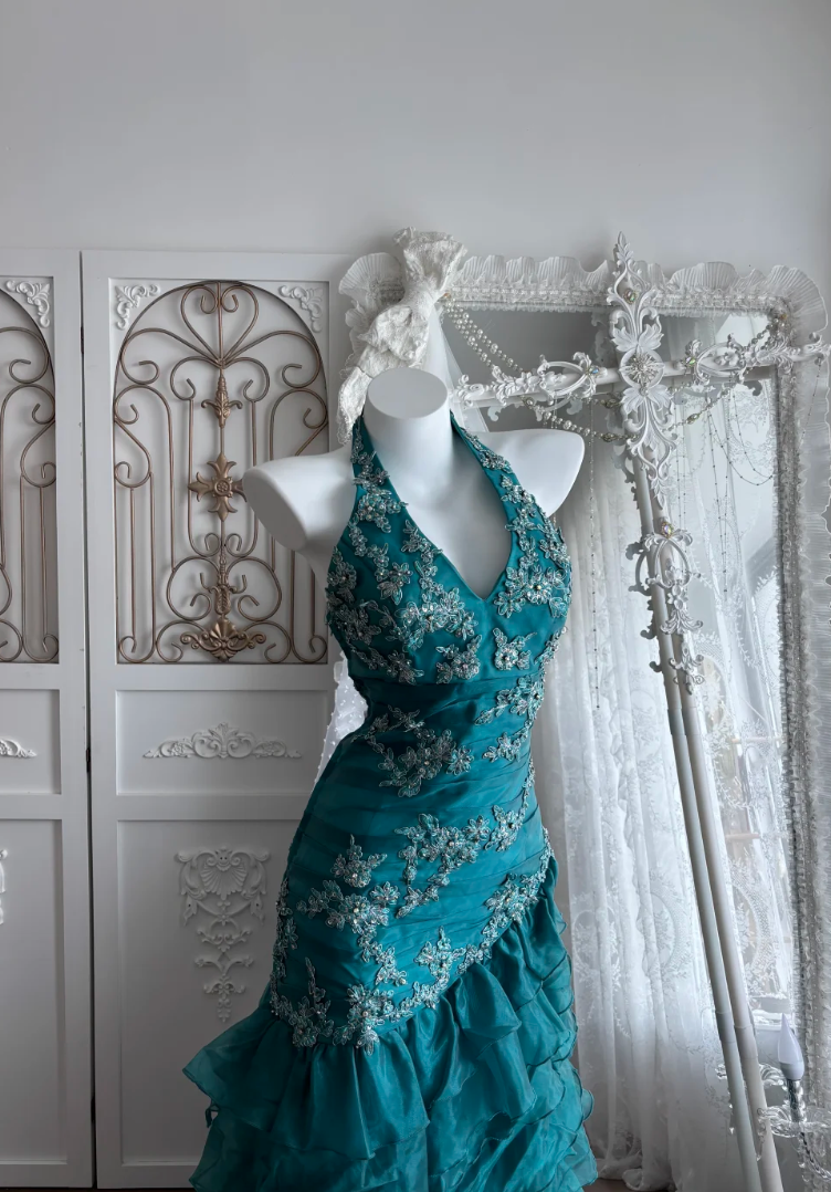 Sleek Halter Neck Green Prom Dress Appliques Backless Tiered Mermaid Evening Dress GG7421