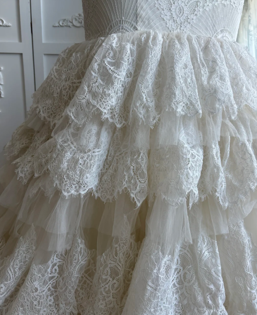 Alluring Strapless Wedding Dress Tiered Lace Mermaid Bridal Dress GG7452