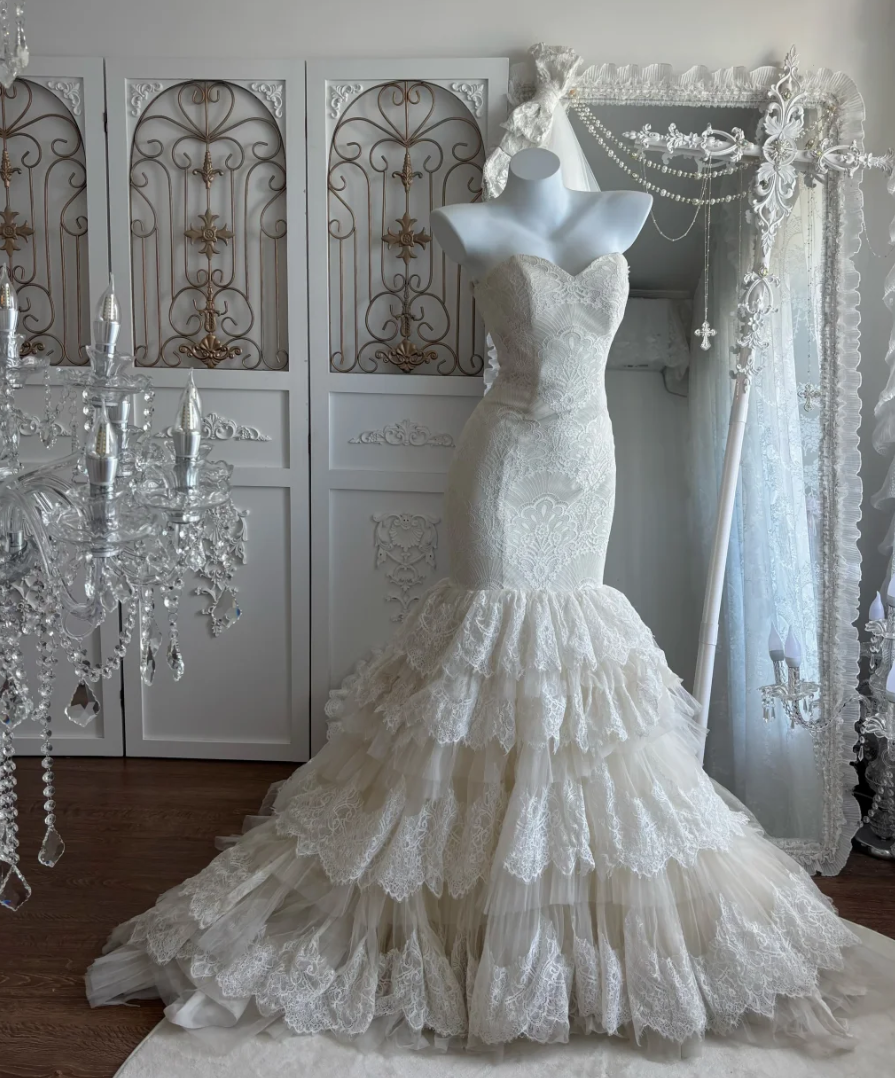 Alluring Strapless Wedding Dress Tiered Lace Mermaid Bridal Dress GG7452