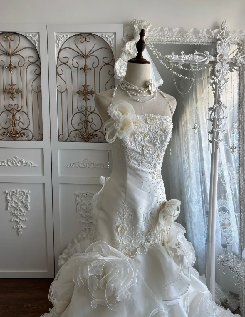 Romantic Strapless Lace Wedding Dress Sequins Handmade Flowers Mermaid Bridal Dress GG7455