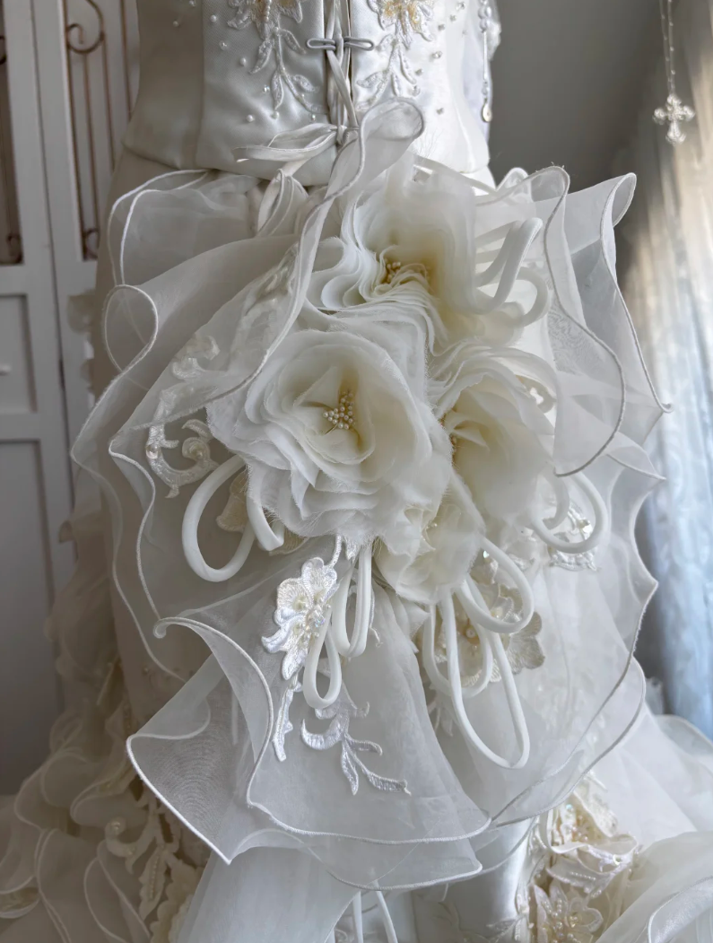 Romantic Strapless Lace Wedding Dress Sequins Handmade Flowers Mermaid Bridal Dress GG7455