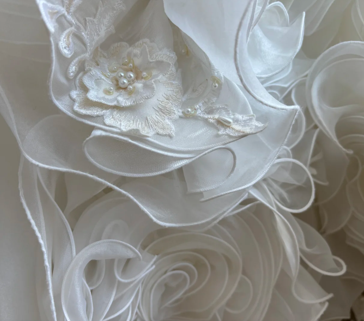 Romantic Strapless Lace Wedding Dress Sequins Handmade Flowers Mermaid Bridal Dress GG7455