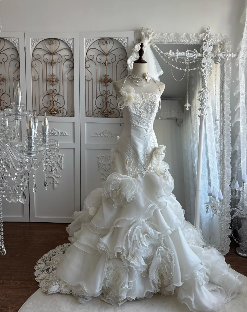 Romantic Strapless Lace Wedding Dress Sequins Handmade Flowers Mermaid Bridal Dress GG7455