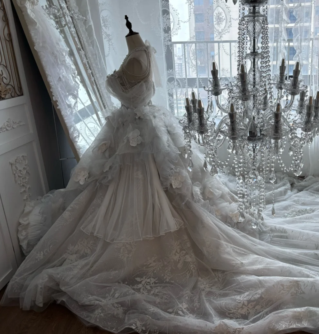 Exquisite Halter Neck Wedding Dress 3D Appliques Rhinestones A-Line Bridal Dress GG7463