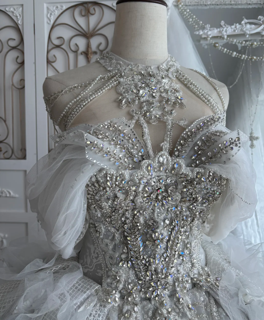 Exquisite Halter Neck Wedding Dress 3D Appliques Rhinestones A-Line Bridal Dress GG7463