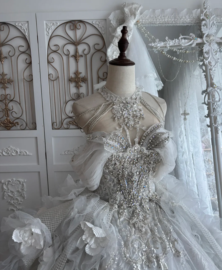 Exquisite Halter Neck Wedding Dress 3D Appliques Rhinestones A-Line Bridal Dress GG7463