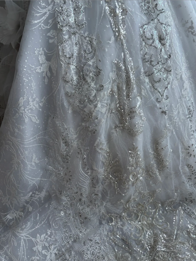 Exquisite Halter Neck Wedding Dress 3D Appliques Rhinestones A-Line Bridal Dress GG7463