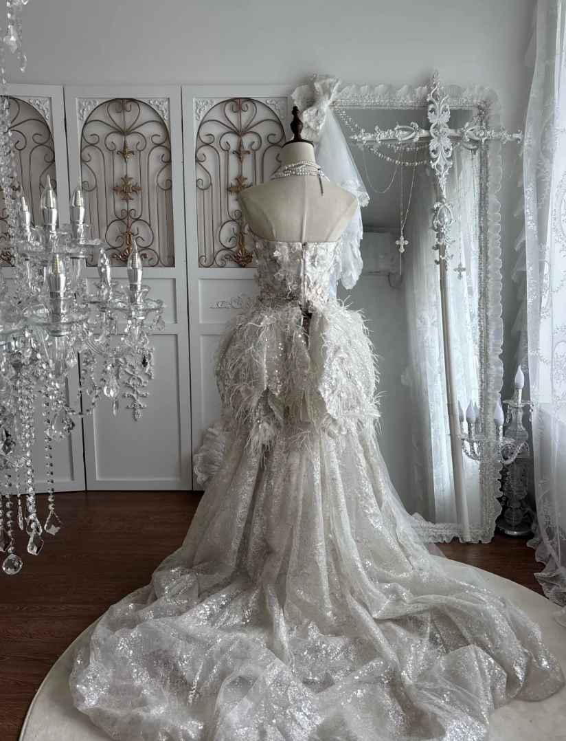 Fascinating Strapless Sequins Wedding Dress Appliques Feather A-Line Bridal Dress GG7464