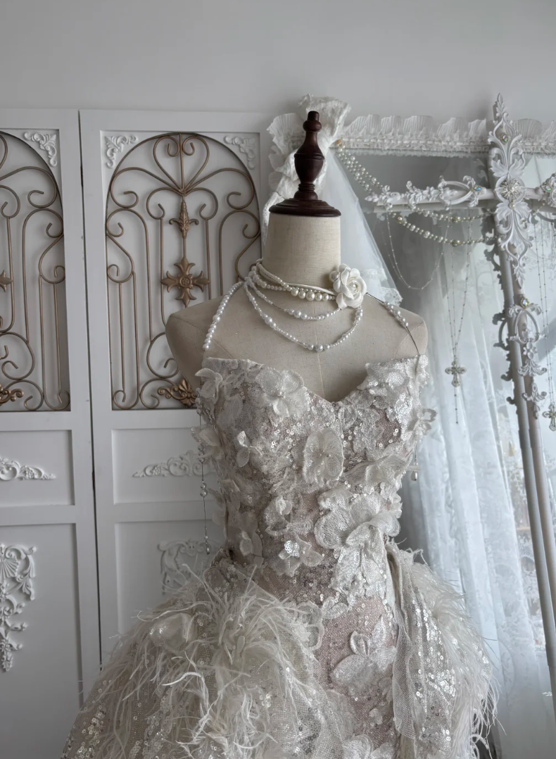 Fascinating Strapless Sequins Wedding Dress Appliques Feather A-Line Bridal Dress GG7464