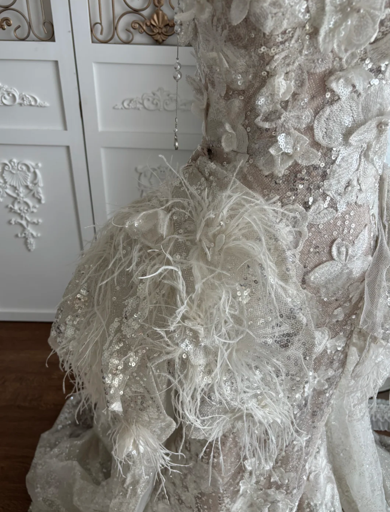 Fascinating Strapless Sequins Wedding Dress Appliques Feather A-Line Bridal Dress GG7464