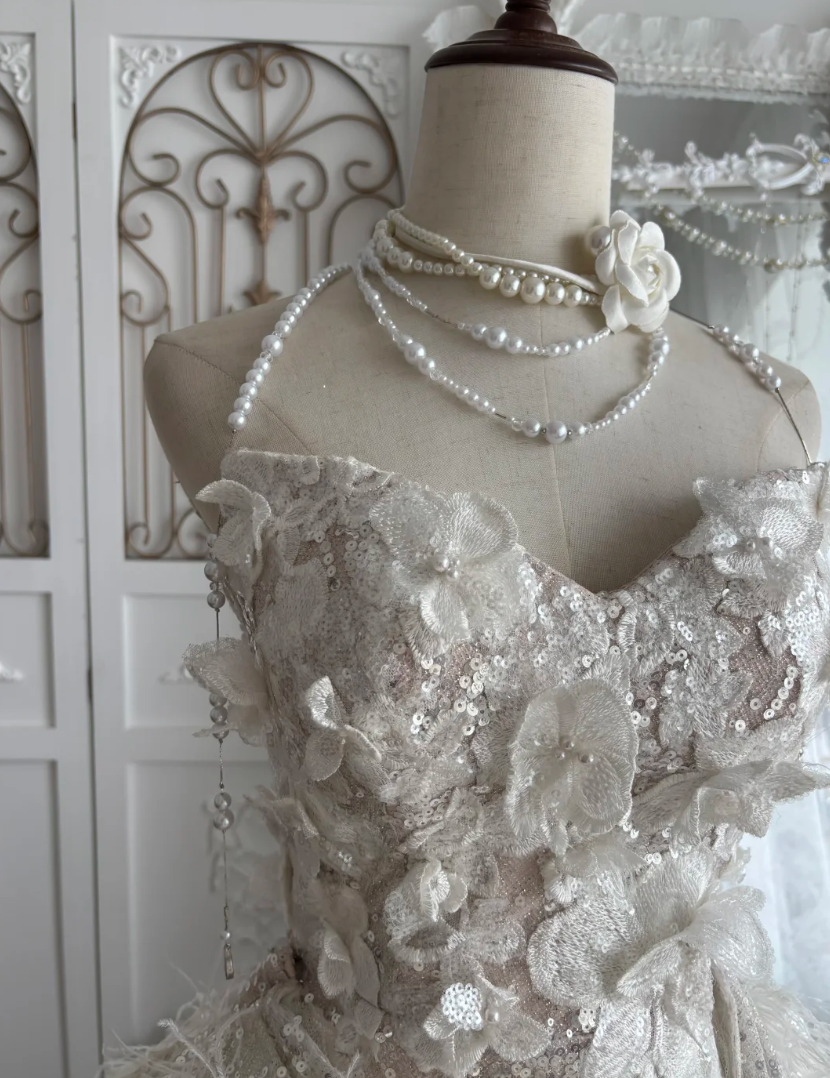 Fascinating Strapless Sequins Wedding Dress Appliques Feather A-Line Bridal Dress GG7464
