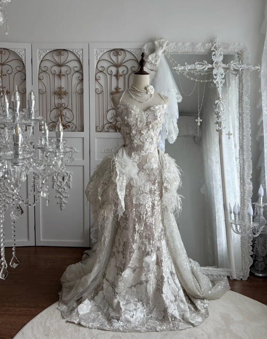 Fascinating Strapless Sequins Wedding Dress Appliques Feather A-Line Bridal Dress GG7464