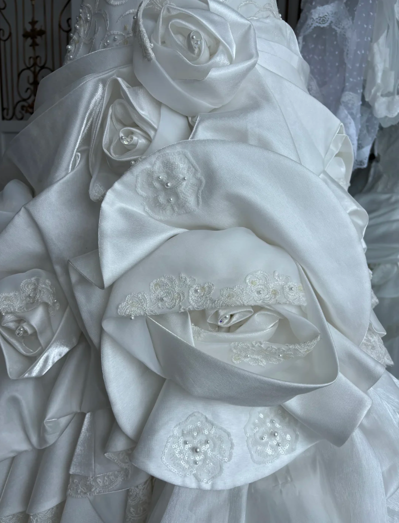 Classical Strapless Sequins Wedding Dress Handmade Flowers Tiered Mermaid Bridal Dress GG7469