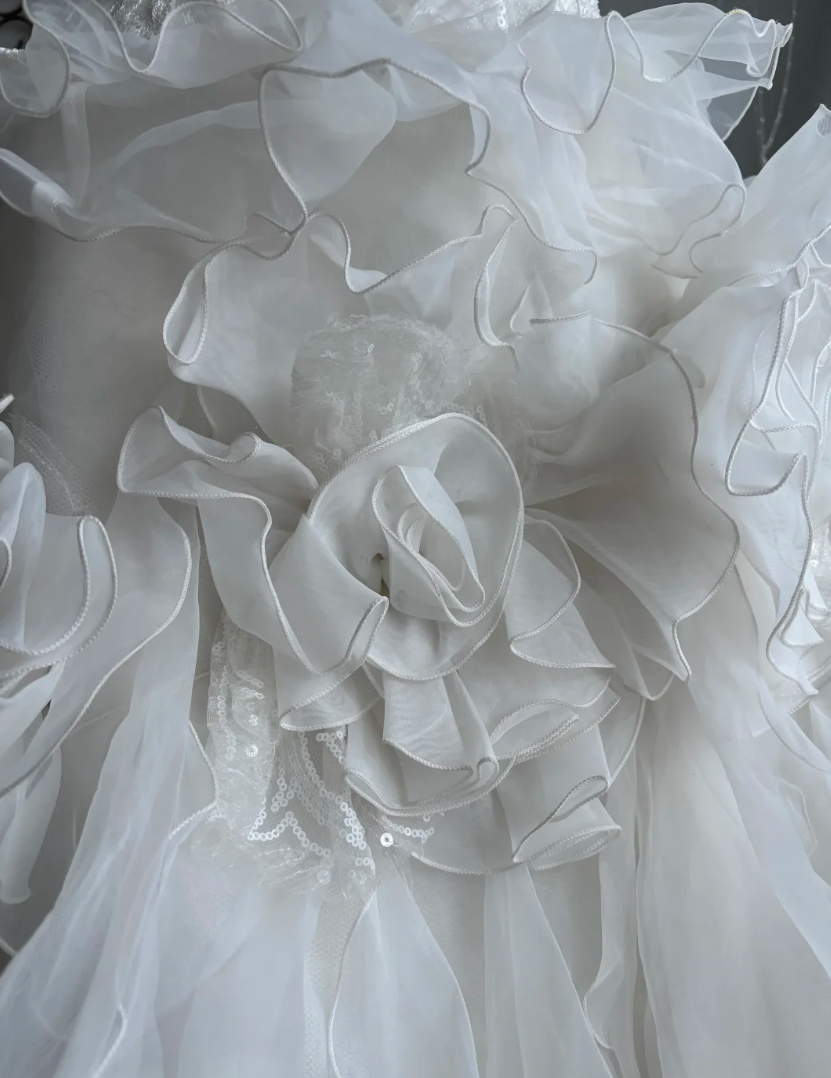 Graceful Strapless Ruffles Wedding Dress Appliques Sequins Floral A-Line Bridal Dress GG7474