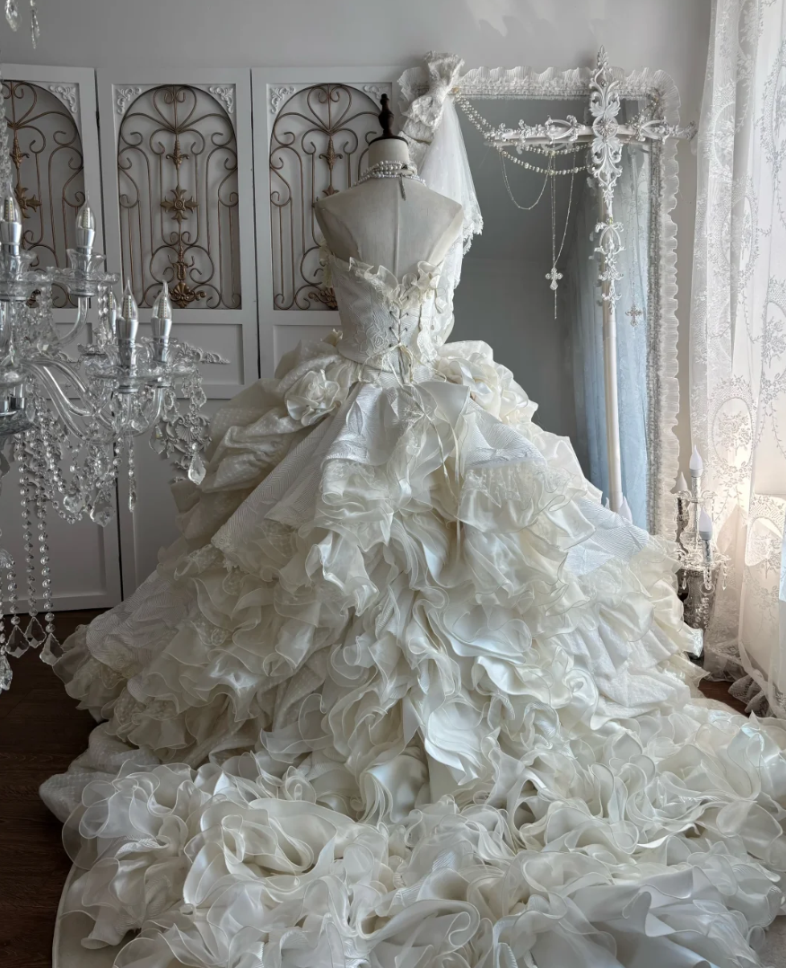 Luxurious Strapless Tiered Wedding Dress Handmade Flowers Beads A-Line Bridal Dress GG7506