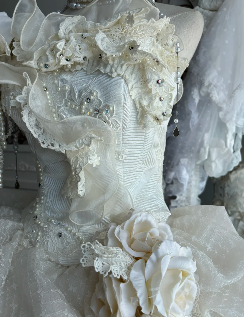 Luxurious Strapless Tiered Wedding Dress Handmade Flowers Beads A-Line Bridal Dress GG7506