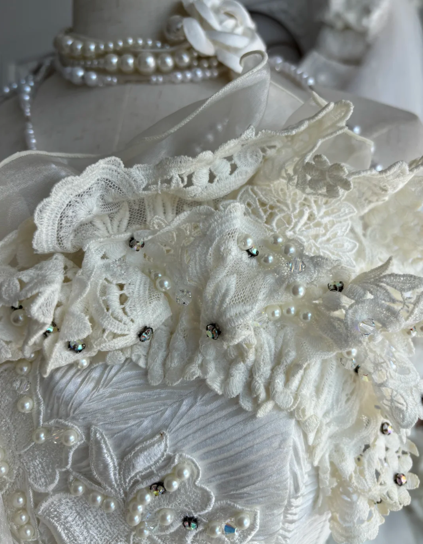 Luxurious Strapless Tiered Wedding Dress Handmade Flowers Beads A-Line Bridal Dress GG7506