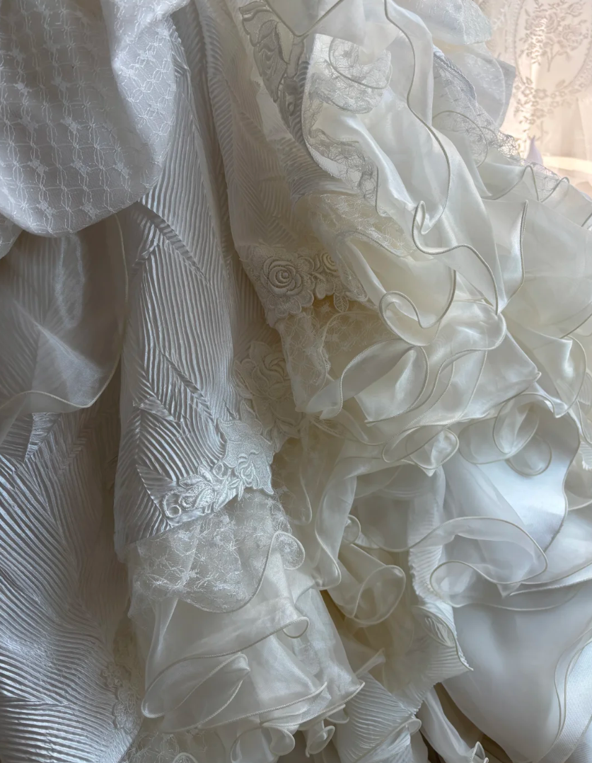 Luxurious Strapless Tiered Wedding Dress Handmade Flowers Beads A-Line Bridal Dress GG7506