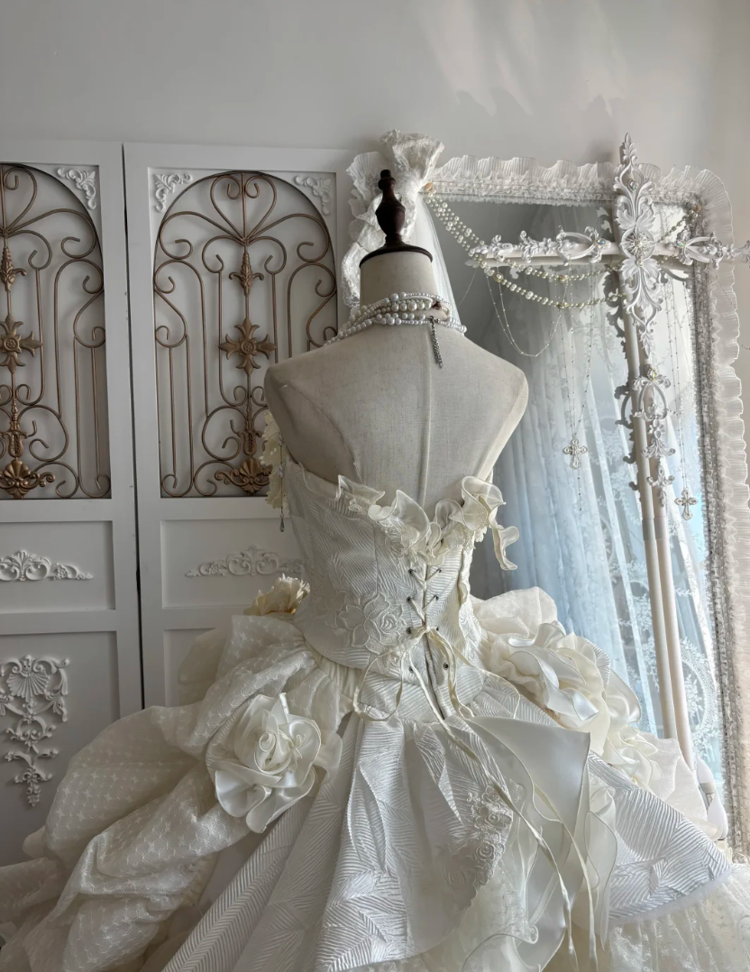Luxurious Strapless Tiered Wedding Dress Handmade Flowers Beads A-Line Bridal Dress GG7506