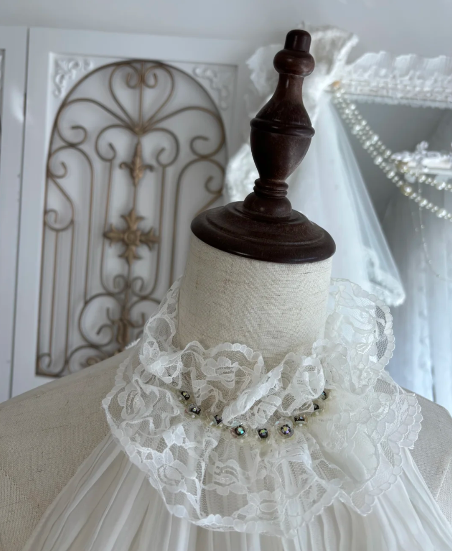 Graceful Halter Neck Wedding Dress Sequins Lace Tiered A-Line Bridal Dress GG7532