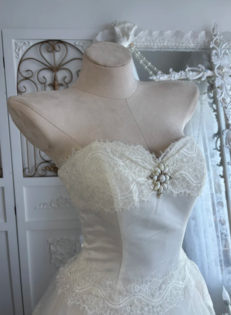 Glam Strapless Wedding Dress Tiered Lace A-Line Bridal Dress GG7539
