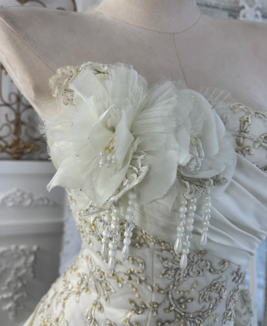 Ornate Strapless Tiered Wedding Dress Sequins Handmade Flowers A-Line Bridal Dress GG7550