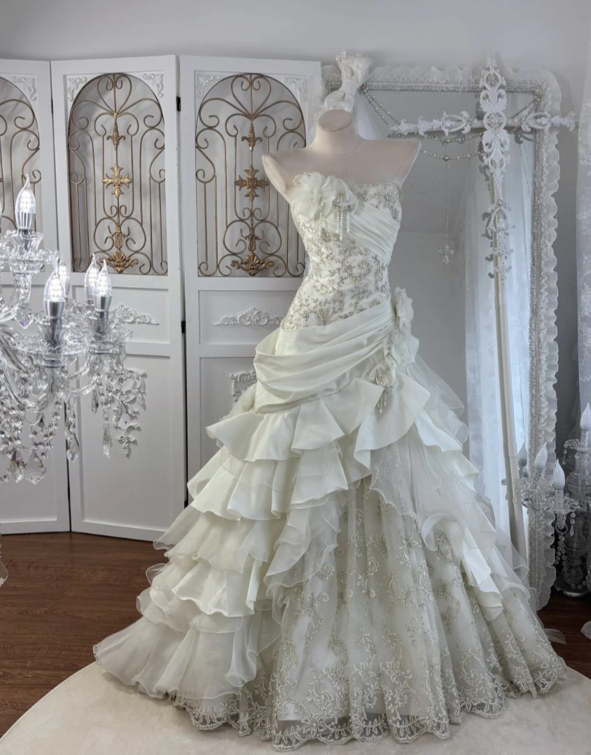 Ornate Strapless Tiered Wedding Dress Sequins Handmade Flowers A-Line Bridal Dress GG7550