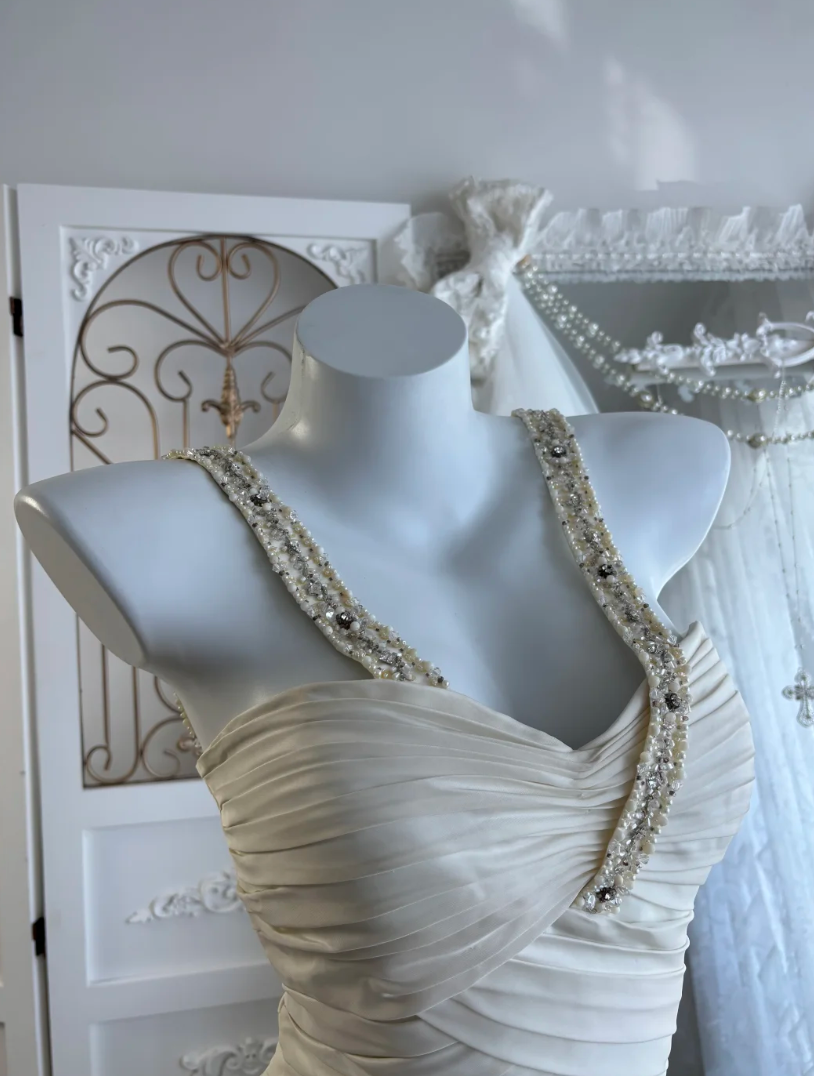 Sleek Beaded Spaghetti Straps Wedding Dress Flowers Ruffles Tulle Mermaid Bridal Dress GG7580