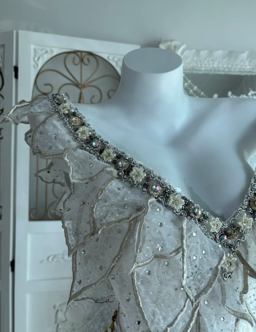 Exquisite V Neck White Prom Dress Crystals Sequins Mermaid Evening Dress GG7616
