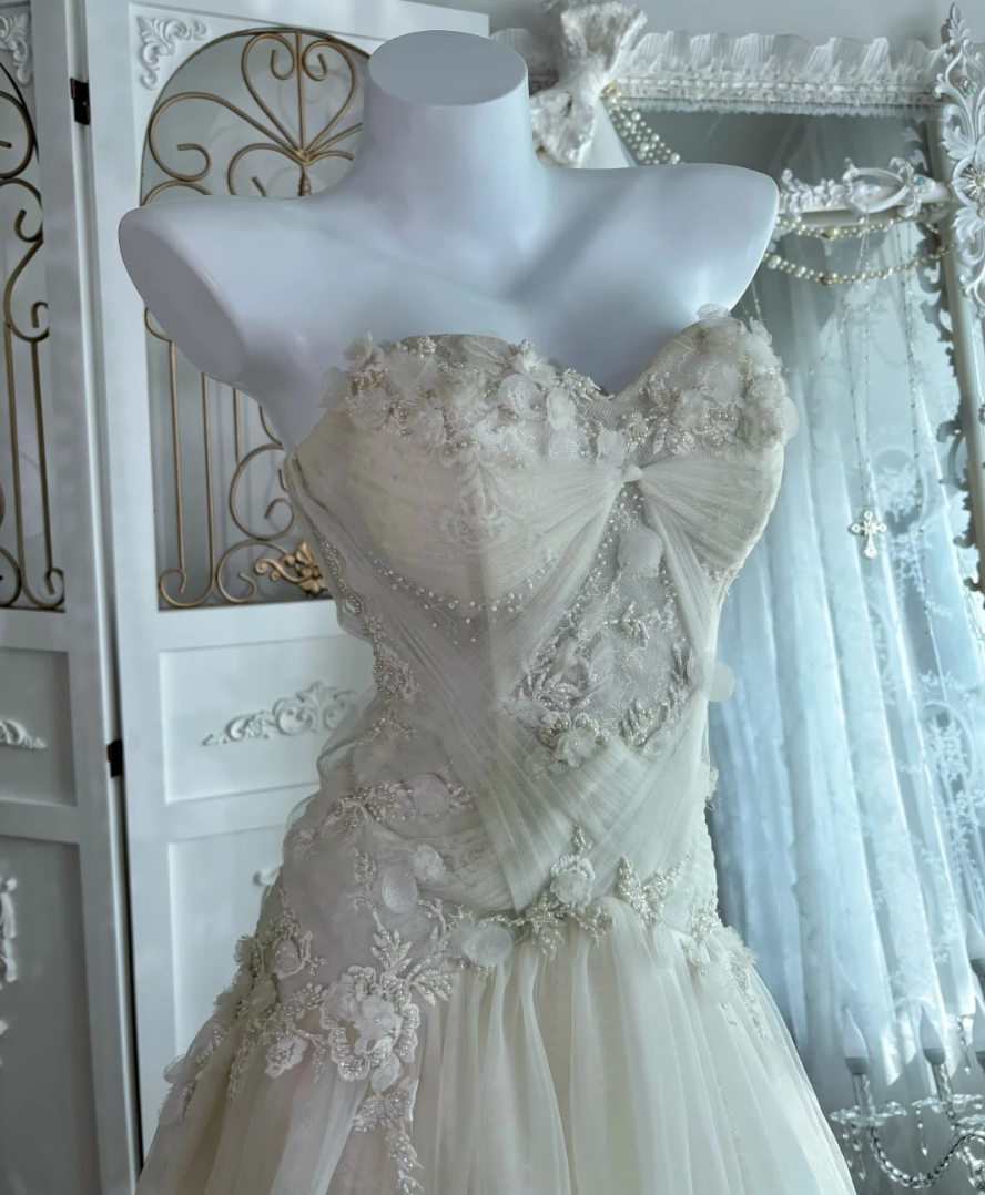 Graceful Strapless Wedding Dress Beads Lace Tulle A-Line Bridal Dress GG7632