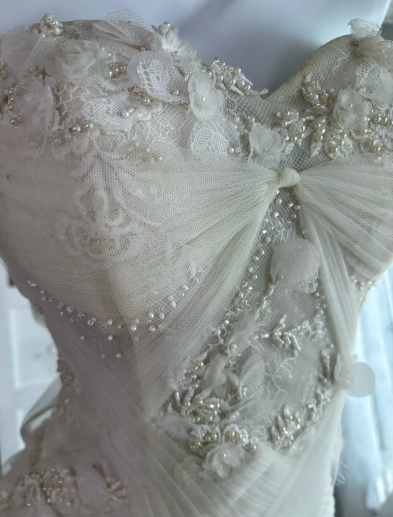 Graceful Strapless Wedding Dress Beads Lace Tulle A-Line Bridal Dress GG7632