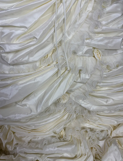 Romantic Strapless Sequins Wedding Dress Handmade Flowers Tiered A-Line Bridal Dress GG7672