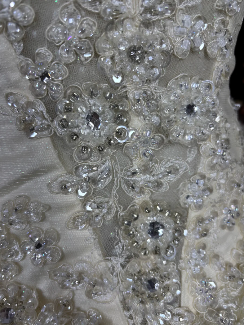Gorgeous Halter Neck Ruffles Wedding Dress Crystals Appliques A-Line Bridal Dress GG7683