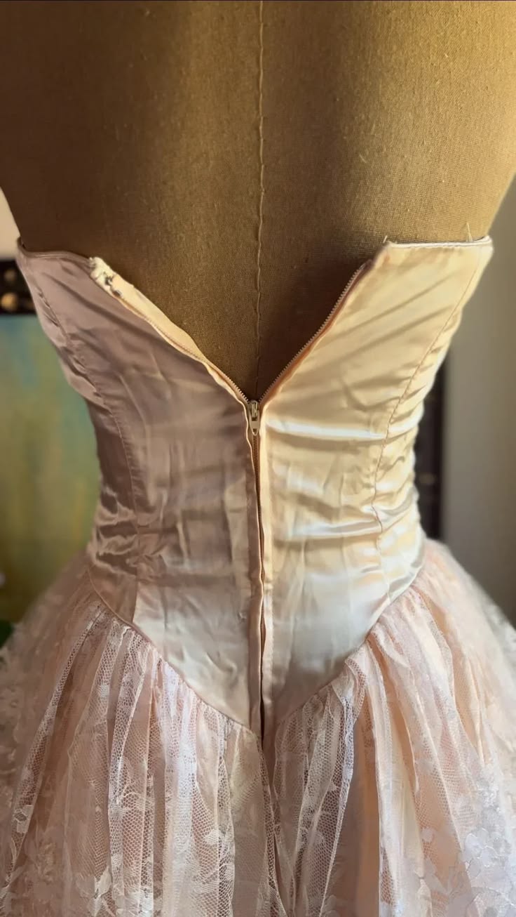 Enchanting Strapless Ivory Prom Dress Sequins Tiered Lace A-Line Evening Dress GG7805