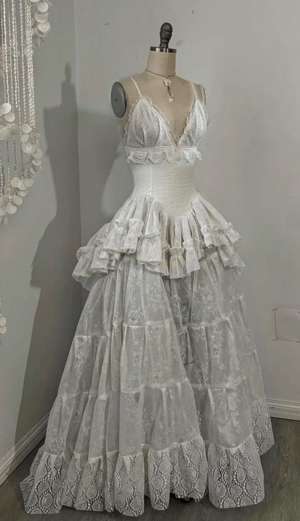 Graceful Spaghetti Straps Wedding Dress Ruffles Lace A-Line Bridal Dress GG7808