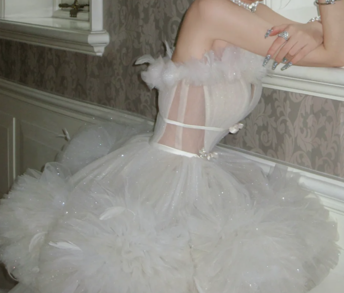 Fascinating Strapless Tiered Wedding Dress Feather Ruffles A-Line Bridal Dress GG7889