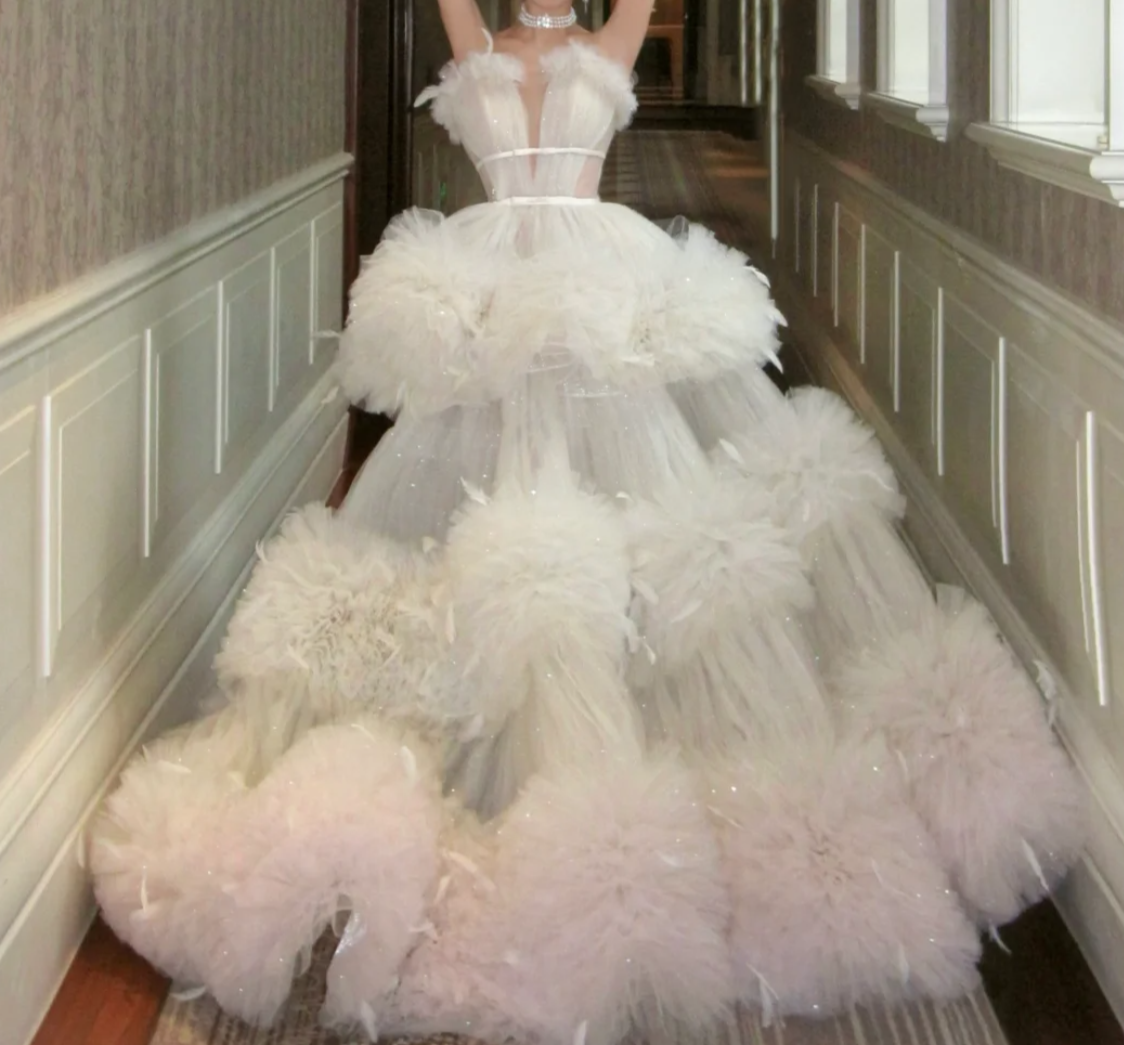 Fascinating Strapless Tiered Wedding Dress Feather Ruffles A-Line Bridal Dress GG7889