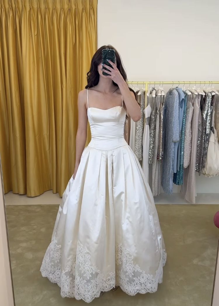 Chic Spaghetti Straps Wedding Dress Appliques Satin A-Line Bridal Dress GG8014